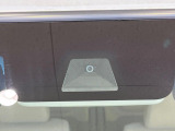 【ホンダセンシング】走行中に前方の車両等を認識し、衝突しそうな時は警報とブレーキで衝突回避と被害軽減をアシスト。より安全にドライブをお楽しみいただけます。