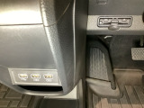 ハンドルの左下にETCがついています。高速道路の料金所の通過も楽々です。 カードの取り出しもしやすい場所についています。