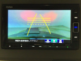 【バックカメラ】運転が苦手な方も車庫入れラクラクです!ギアをリバースに入れれば自動的に切り換わりますので、面倒な操作は不要です♪狭い駐車場もお車を傷つけず安心ですね!