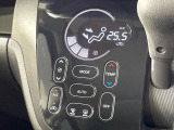 【オートエアコン】一度お好みの温度に設定すれば、車内の温度を検知し風量や温度を自動で調整。暑い…寒い…と何度もスイッチ操作をする必要はありません。快適な車内空間には必須の機能ですね♪