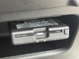【ETC】有料道路を利用する際に料金所で停止することなく通過できる、ETC車載器(ノンストップ自動料金収受システム機器)が装備されています。セットアップを行うことで利用可能になります。