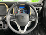 インテリアに合わせたデザインのステアリングは、運転される方のことも考え、運転しやすい形状、大きさです。是非一度、実際に触ってお確かめください。