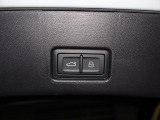 Audi正規ディーラーが高品質をお約束。高度な訓練・教育を受けたAudi専任メカニックが、100項目にもおよぶ精密な点検を実施。すべてクリアしたAudi車だけ、あなたのお手元に届けられるのです