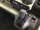発進時から滑らかに加速する無段階変速のCVTはストップ/ゴーの多い街の中も快適です