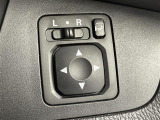 【電動格納ミラー】運転席のスイッチで、ドアミラーの開閉や角度の調整ができます。
