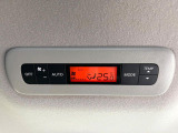 【リアオートエアコン】広い後部座席には必須の機能!風量や温度を自動で調整し前席と同様な車内環境にしてくれるリアオートエアコンを装備。夏の暑さも冬の寒さもストレスなく快適にお過ごしいただけます♪