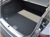 Audi正規ディーラーが高品質をお約束。高度な訓練・教育を受けたAudi専任メカニックが、100項目にもおよぶ精密な点検を実施いたします。すべてをクリアしたAudi車だけが、あなたのお手元に届けられるのです。