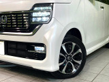 【LEDヘッドライト】悪天候や夜間走行時も良好な視界を確保し安心して運転できる高輝度LEDヘッドライトを装備!点灯速度が早く、消費電力も抑えられています。