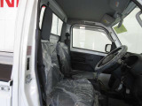 使いやすく安全な操作性と良好な視界を実現した運転席。