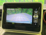 【バックカメラ】駐車時に後方がリアルタイム映像で確認できます。大型商業施設や立体駐車場での駐車時や、夜間のバック時に大活躍!運転スキルに関わらず、今や必須となった装備のひとつです!