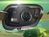 外出先では急速充電器を備えた高速道路のサービスエリア、ショッピングモールなど全国の充電ネットワークを利用できます。ライフスタイルに合わせた充電で行動半径は大きく広がります。