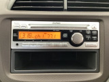 純正CDチューナーにはAUX入力端子がついてますので外部入力から音楽などを楽しめます。その下には1DIN分の小物入れがついています。CDケースなどを入れるのに便利です。