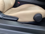 運転席にはドライバーの体型や好みに応じて前後方向だけでなく、高さの調整ができるシートリフターを装備!