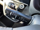 動くタイミングを調整できる間欠式ワイパーは、車速に連動して間欠時間が変化する機能も備えて運転をサポートしてくれます!