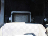 助手席シートアンダーボックス(スライド式)!運転用の替え靴や、車内に常備したいこども用品、着替えた服などを収納できます。