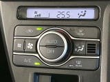【オートエアコン】一度お好みの温度に設定すれば、車内の温度を検知し風量や温度を自動で調整。暑い…寒い…と何度もスイッチ操作をする必要はありません。快適な車内空間には必須の機能ですね♪