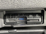 【ETC】有料道路を利用する際に料金所で停止することなく通過できる、ETC車載器(ノンストップ自動料金収受システム機器)が装備されています。セットアップを行うことで利用可能になります。