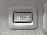 【パワーバックドア】スマートキーや運転席のボタンを押すだけでリアゲートが自動で開閉します!荷物を持っている時や、高い位置にあるバックドアを閉める際に便利な機能です♪