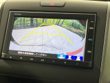 【バックカメラ】駐車時に後方がリアルタイム映像で確認できます。大型商業施設や立体駐車場での駐車時や、夜間のバック時に大活躍!運転スキルに関わらず、今や必須となった装備のひとつです!