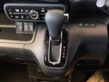 自然に手が届き、操作性の良いインパネシフトに、パーキングブレーキは、フットブレーキタイプなので、運転席と助手席の間はすっきりしています。