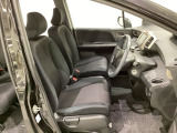 座面も厚みがあり背もたれも高く、広い足元にゆったり座れるシートです。運転席と助手席の間が空いている為、助手席側への移動がスムーズです。交通量の多い道でも助手席側から乗り降りができます。