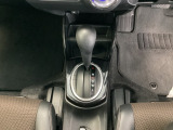 CVT車のセレクトレバーです。低速から高速まで、変速ショックのないスムーズな走りを実現するとともに、エンジン効率のよい領域を維持することで燃費にも貢献します。
