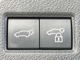 【パワーバックドア】スマートキーや運転席のボタンを押すだけでリアゲートが自動で開閉します!荷物を持っている時や、高い位置にあるバックドアを閉める際に便利な機能です♪