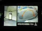 ディスプレイ付自動防眩式ルームミラーに4つのビュー(「トップビュー」「フロントビュー」「サイドブラインドビュー」「バックビュー」)を表示。狭い場所での駐車でも、周囲が映像で確認できます。