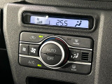 【オートエアコン】一度お好みの温度に設定すれば、車内の温度を検知し風量や温度を自動で調整。暑い…寒い…と何度もスイッチ操作をする必要はありません。快適な車内空間には必須の機能ですね♪