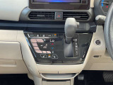 シフトノブの位置がステアリングに近くて、運転しやすいですよ♪♪前席シートヒーターつきです(^^)/