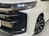 【LEDヘッドライト】悪天候や夜間走行時も良好な視界を確保し安心して運転できる高輝度LEDヘッドライトを装備!点灯速度が早く、消費電力も抑えられています。