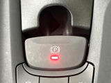 【電動パーキングブレーキ】パーキングブレーキは便利な電動式!ボタン一つで操作でき、アクセルを踏めば自動で解除されます♪レバーやペダルが無いので運転席廻りもすっきりしますね♪