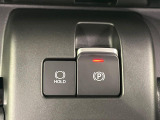 【電動パーキングブレーキ】パーキングブレーキは便利な電動式!ボタン一つで操作でき、アクセルを踏めば自動で解除されます♪レバーやペダルが無いので運転席廻りもすっきりしますね♪