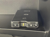 【ETC】有料道路を利用する際に料金所で停止することなく通過できる、ETC車載器(ノンストップ自動料金収受システム機器)が装備されています。セットアップを行うことで利用可能になります。