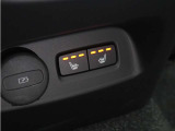 北欧スウェーデンならではのアイテム。運転席・助手席に加え後部座席にも搭載されたヒーターが冬場の始動時には大活躍。車両自体が暖まるよりもいち早く最適な温度に到達し、快適な環境を整えてくれます。