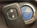 【スマートキー】カバンやポケットに入れたままでもドアの施錠・解錠が可能なスマートキーを装備。エンジンのオン・オフ時もカギを取り出す必要が無いからとっても便利です♪