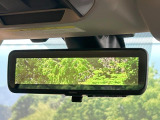 【スマートリヤビューミラー】後席の大きな荷物や同乗者で後方が確認しづらい時でも安心!カメラが撮影した車両後方の映像をルームミラー内に表示。クリアな視界で状況の確認が可能です!