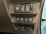両側電動スライドドアは運転席から操作ができます。Hondaセンシング用のVSA解除とレーンキープアシストシステムなどのメインスイッチも装備し、その下にはETCがついています。