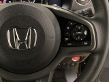 ハンドルにHondaセンシング系のクルーズコントロールやレーンキープアシストなどの操作スイッチが装備されています。ハンドルから手を離さず安全に操作できます。