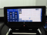 ディスプレイオーディオにナビ機能が設定されています。簡単な操作で行き先を入力することができ、音声で目的地まで案内してくれます。初めて訪れる場所も安心です。