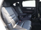 2列目シートは独立したキャプテンシート。運転席部と同じような厚みをもたせたラグジュアリーなシートでドライブをお楽しみください。