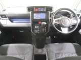 使いやすく運転しやすいレイアウトの運転席回り。