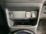 前席の左右別々のシートヒータースイッチが付いています。HiとLoの2段階で温度設定ができます。スイッチの間にはアクセサリーソケットがあり、USBのアダプターなどをつければ、スマホの充電にも使えます。