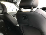 後部座席からスイッチで運転席のリクライニングやスライドの操作ができます。運転席乗車中は動かない安全な仕様になっております。