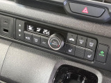 【シートヒーター】運転席/助手席共に温度調節が可能なシートヒーターを装備。季節を問わず快適にドライブできます。