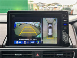 【マルチビューカメラシステム】まるでクルマを真上から見下ろしたかのような視点で駐車をサポートします!クルマの斜め後ろや真横など、前後左右の4つのカメラの映像が合成されて、モニターに映し出されます。