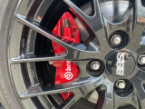 フロントブレーキ:Brembo社製ベンチレーテッドディスク&Brembo社製対向4ピストンキャリパー(レッド塗装)