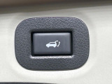 【パワーバックドア】スマートキーや運転席のボタンを押すだけでリアゲートが自動で開閉します!荷物を持っている時や、高い位置にあるバックドアを閉める際に便利な機能です♪