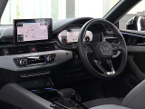 ●クールで上品で室内を横に広く感じられるよう設計されたダッシュボード周りです。Audiらしい心地よい空間です。