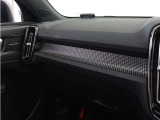 ダッシュボードに収められたカッティングエッジ・アルミニウム・パネルをLEDライトが照らし出し、XC40R-Designのインテリアに昼夜を問わず特別な雰囲気を添えます。